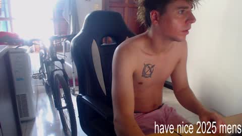 Snapshot of ramisexyloveyou chatting on 01-01-25, 12:33 Ramiro online show from 01-01-25, 12:33