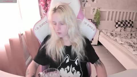 Snapshot of rapunzel_cute chatting on 09-09-25, 01:21 Rapunzel online show from 09-09-25, 01:21