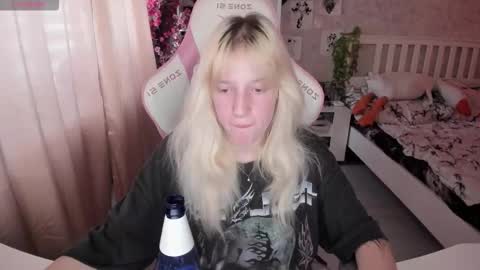 Snapshot of rapunzel_cute chatting on 10-17-25, 01:35 Rapunzel online show from 10-17-25, 01:35