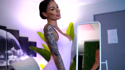 Raquelle online show from 10-26-25, 09:26