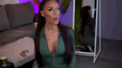 Raquelle online show from 12-22-25, 09:39