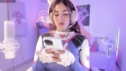 Snapshot of raven_sakura chatting on 11-27-25, 04:53 . online show from 11-27-25, 04:53