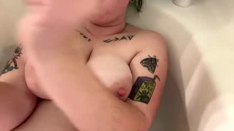 Snapshot of ravyn_xoxo chatting on 12-21-24, 04:41 Ravynn 3 online show from 12-21-24, 04:41