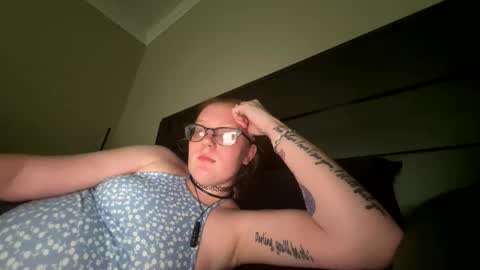 red_hot_foxx03 online show from 05-20-26, 07:20