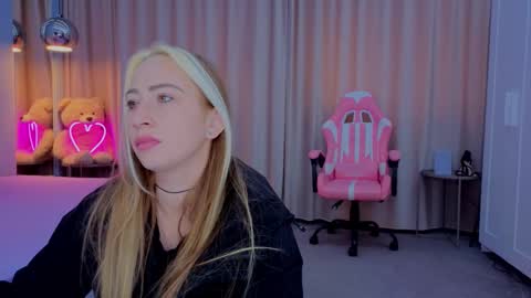 Snapshot of reina_cummings chatting on 11-10-25, 07:18 reina cummings online show from 11-10-25, 07:18