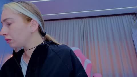 Snapshot of reina_cummings chatting on 11-16-25, 07:03 reina cummings online show from 11-16-25, 07:03