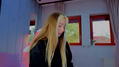 Snapshot of reina_cummings chatting on 11-19-25, 06:57 reina cummings online show from 11-19-25, 06:57