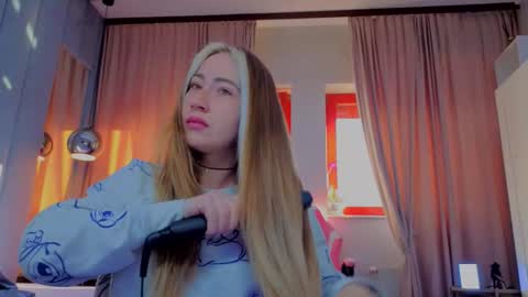 Snapshot of reina_cummings chatting on 11-24-25, 07:19 reina cummings online show from 11-24-25, 07:19