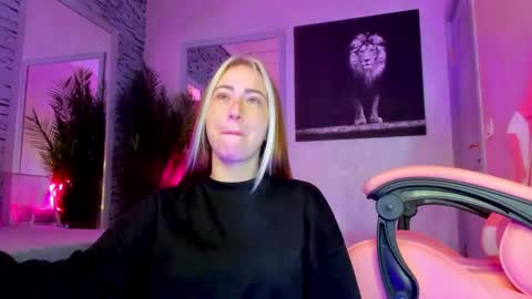 Snapshot of reina_cummings chatting on 12-14-25, 06:30 reina cummings online show from 12-14-25, 06:30