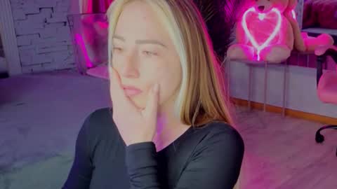 Snapshot of reina_cummings chatting on 12-15-25, 07:34 reina cummings online show from 12-15-25, 07:34