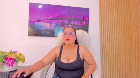 Reina Mia online show from 04-28-26, 11:54