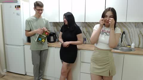 Renae Tom online show from 12-04-24, 05:55