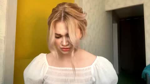Kira online show from 10-24-25, 09:06