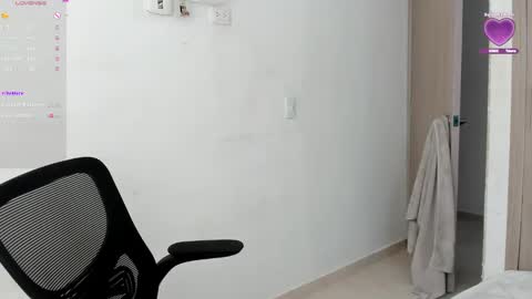 Snapshot of renell_aiston chatting on 01-16-25, 07:41 RENELL online show from 01-16-25, 07:41