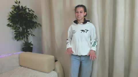 Snapshot of renettaschmeling chatting on 05-09-26, 04:34 Christina online show from 05-09-26, 04:34