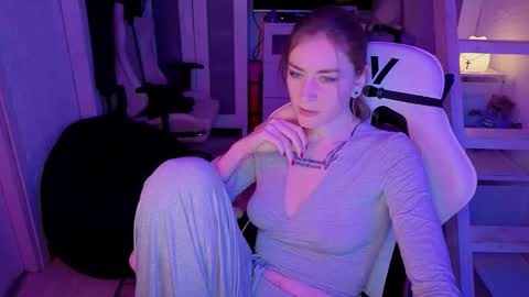 Snapshot of retromarie chatting on 02-10-26, 04:55 Rie online show from 02-10-26, 04:55