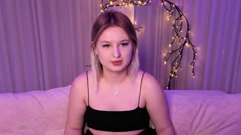 Snapshot of rheamoonn chatting on 05-13-26, 04:59 Grace online show from 05-13-26, 04:59