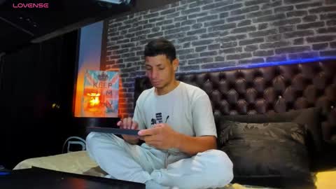 Snapshot of richar_98 chatting on 12-18-25, 02:45 --- Richar --- online show from 12-18-25, 02:45