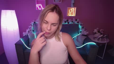 Snapshot of rikaraily chatting on 12-19-24, 05:51 Rika online show from 12-19-24, 05:51