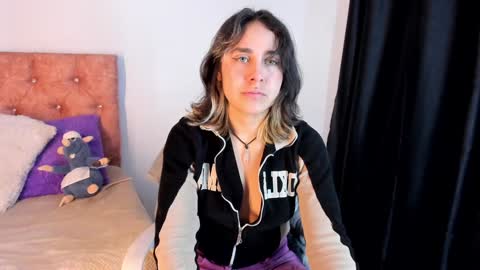 Snapshot of riley_colors chatting on 01-25-25, 09:04 Riley online show from 01-25-25, 09:04