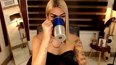 Snapshot of ririmoorets chatting on 12-18-25, 10:10 riri online show from 12-18-25, 10:10