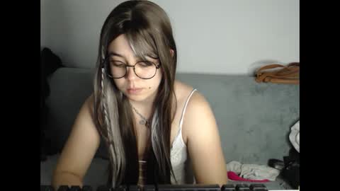 Snapshot of rivadeneira222 chatting on 09-28-25, 03:45 PeachSalinger online show from 09-28-25, 03:45