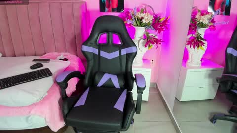 Snapshot of rolyloren chatting on 12-04-24, 12:47 Marcela online show from 12-04-24, 12:47