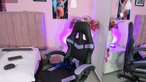 Snapshot of rolyloren chatting on 01-19-25, 03:32 Marcela online show from 01-19-25, 03:32