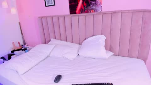 Snapshot of rolyloren chatting on 02-09-25, 02:49 Marcela online show from 02-09-25, 02:49