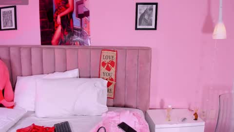 Snapshot of rolyloren chatting on 02-14-25, 07:02 Marcela online show from 02-14-25, 07:02