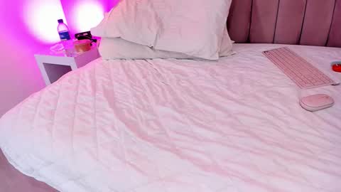 Snapshot of rolyloren chatting on 10-19-25, 07:14 Marcela online show from 10-19-25, 07:14