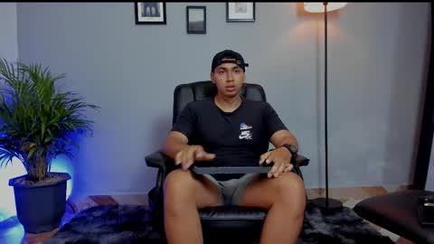 Snapshot of ronnie_canford chatting on 01-17-26, 02:22 RonnieCanford online show from 01-17-26, 02:22