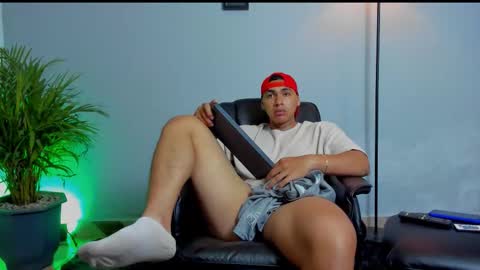 Snapshot of ronnie_canford chatting on 02-20-26, 06:26 RonnieCanford online show from 02-20-26, 06:26