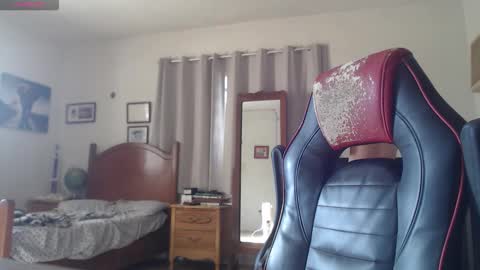 Snapshot of ronnie_dravenn chatting on 10-26-25, 02:23 online 10pm-1am online show from 10-26-25, 02:23