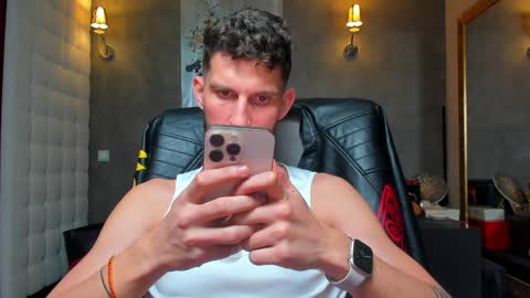 Snapshot of ronythemaster chatting on 01-14-25, 02:40 onlyfans- online show from 01-14-25, 02:40