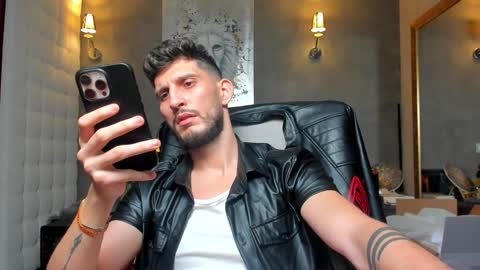 Snapshot of ronythemaster chatting on 01-15-25, 01:56 onlyfans- online show from 01-15-25, 01:56
