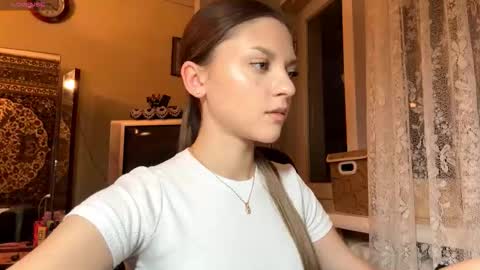 Snapshot of rosanareichelt chatting on 12-16-25, 02:11 Mona online show from 12-16-25, 02:11