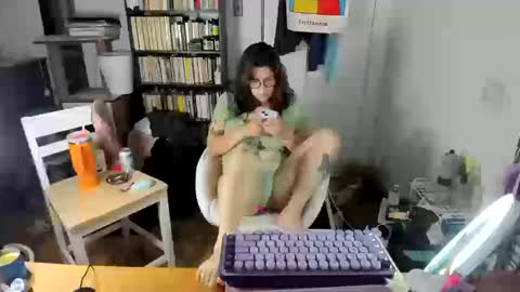 Snapshot of rose257044 chatting on 10-13-25, 01:00 rose257044 online show from 10-13-25, 01:00