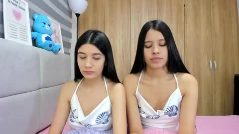 Snapshot of roseandmiah chatting on 05-06-26, 03:13 Rose y Miah online show from 05-06-26, 03:13
