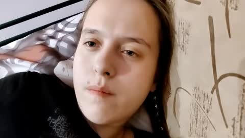 Snapshot of roseannehensle chatting on 12-17-25, 10:10 Sophie online show from 12-17-25, 10:10