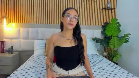 roseaurora online show from 10-21-25, 01:23