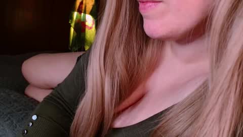 Snapshot of roseberryred chatting on 03-23-26, 01:37 Roseberry online show from 03-23-26, 01:37