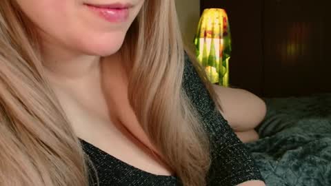 Snapshot of roseberryred chatting on 04-11-26, 10:08 Roseberry online show from 04-11-26, 10:08