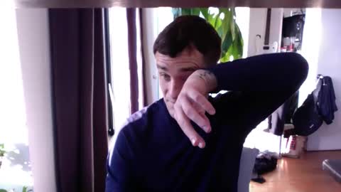 Snapshot of rosscollab chatting on 12-18-25, 01:39 RossCollab online show from 12-18-25, 01:39