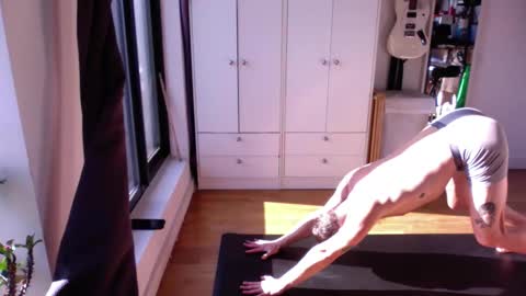 Snapshot of rosscollab chatting on 12-22-25, 04:59 RossCollab online show from 12-22-25, 04:59