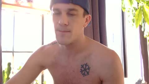 Snapshot of rosscollab chatting on 01-13-26, 02:33 RossCollab online show from 01-13-26, 02:33