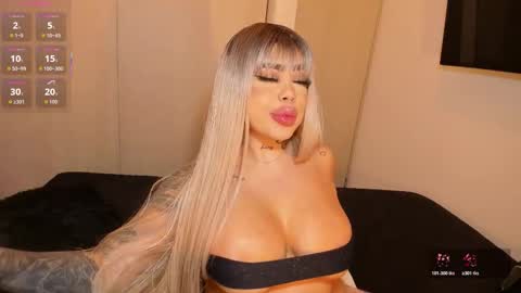 Snapshot of rouse_hallberg_ chatting on 12-03-25, 12:07 DREAM online show from 12-03-25, 12:07