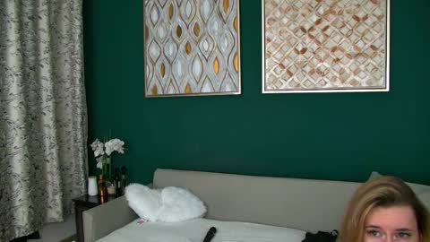 Snapshot of roxanne_joy chatting on 02-22-26, 05:19 Roxanne online show from 02-22-26, 05:19