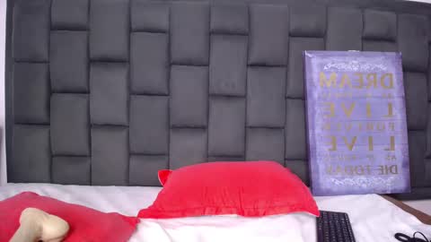 Snapshot of roxannehott chatting on 02-22-25, 09:26 ross brown online show from 02-22-25, 09:26