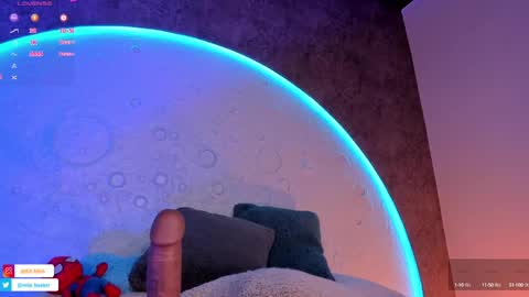 Snapshot of roxxxevelvet chatting on 02-22-25, 08:20 Roxx IG online show from 02-22-25, 08:20